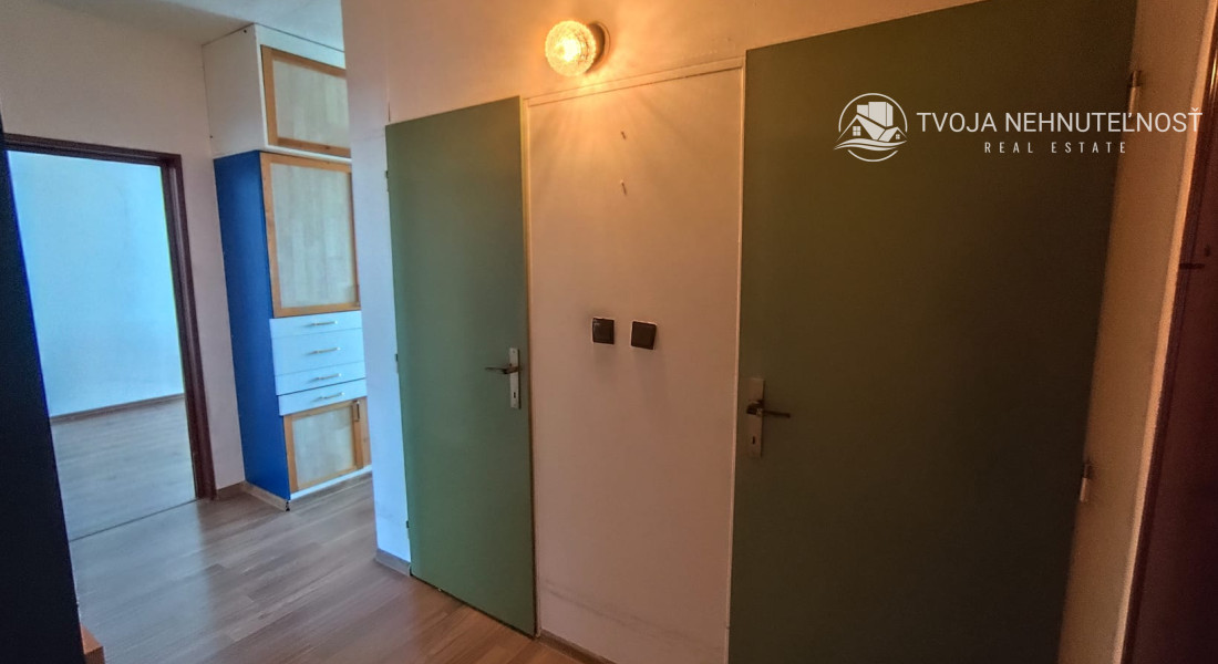 PREDANÝ .... Na predaj veľký 3 izbový byt v zachovalom udržiavanom pôvodnom stave Lomnická