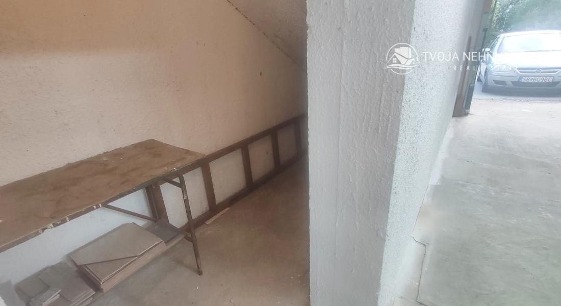 Prenajatá do 1.9.2026.....Garáž  s kumbálom na Tekeľovej ulici
