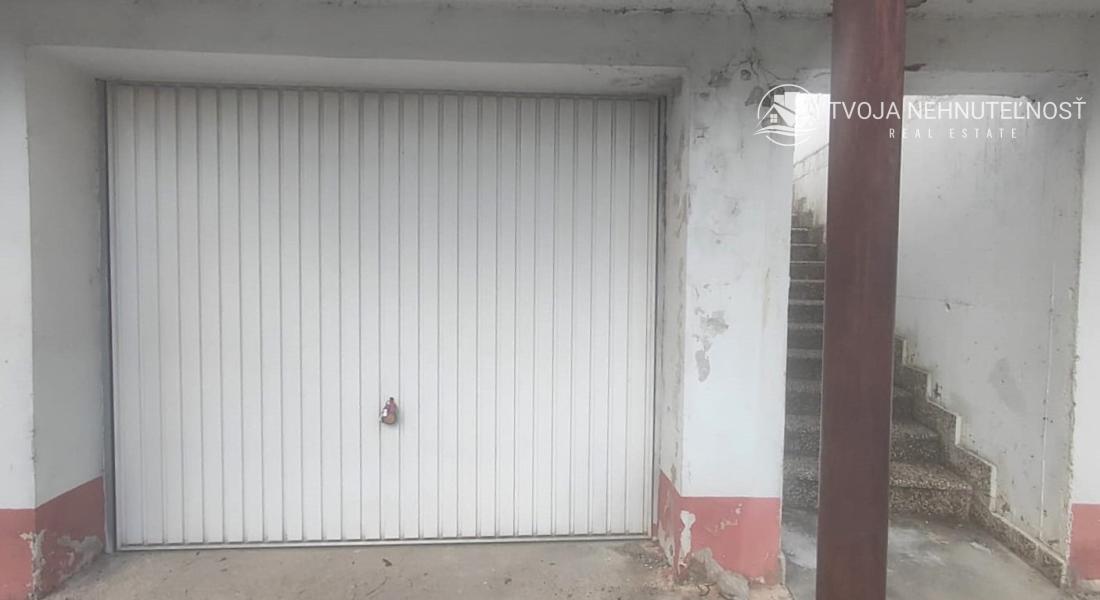Prenajatá do 1.9.2026.....Garáž  s kumbálom na Tekeľovej ulici