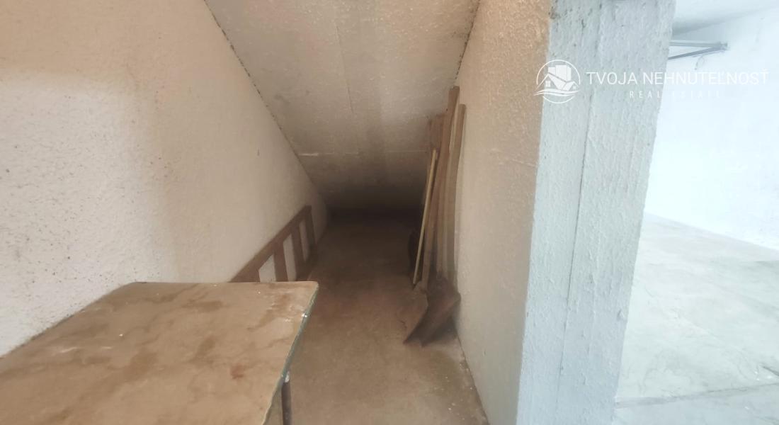 Prenajatá do 1.9.2026.....Garáž  s kumbálom na Tekeľovej ulici