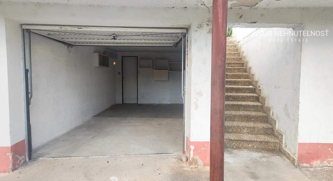 Prenajatá do 1.9.2026.....Garáž  s kumbálom na Tekeľovej ulici
