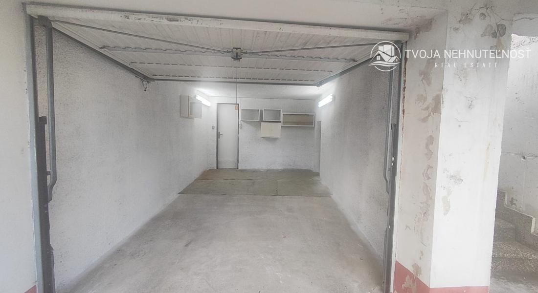 Prenajatá do 1.9.2026.....Garáž  s kumbálom na Tekeľovej ulici