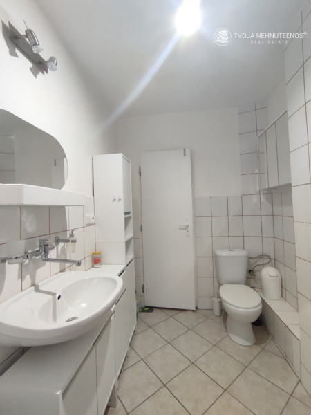 Na predaj tehlový 2 izbový byt s balkónom v blízkosti OC NOVUM, aktuálne prenajatý