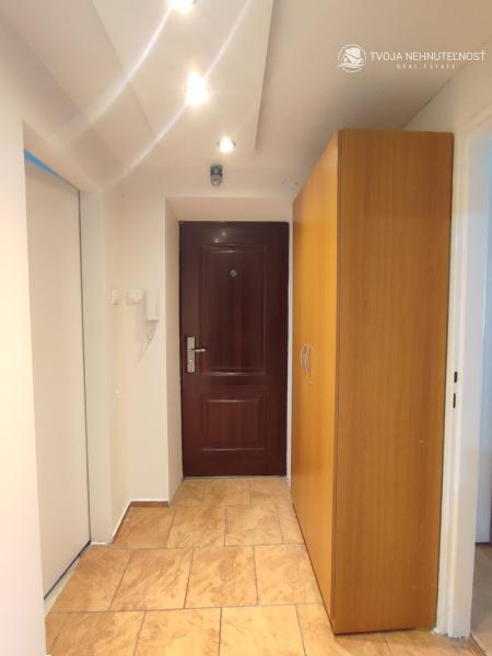 Na predaj tehlový 2 izbový byt s balkónom v blízkosti OC NOVUM, aktuálne prenajatý