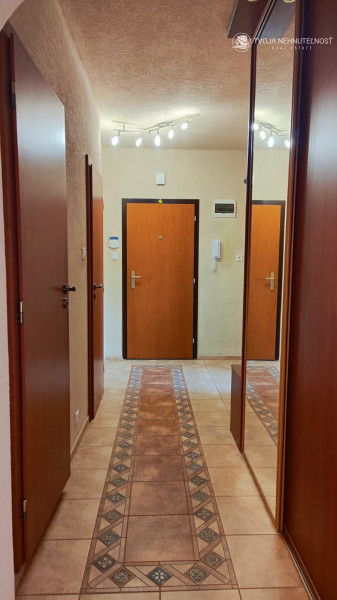 REZERVOVANÝ ... 3 izbový byt so skvelým výhľadom Tomášikova ulica, zrekonštruovaný, s klimatizáciou