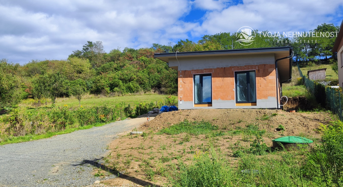 Bývajte do 2 mesiacov - zdravý tehlový 4 izbový dom Medzany, pozemok 589 m2