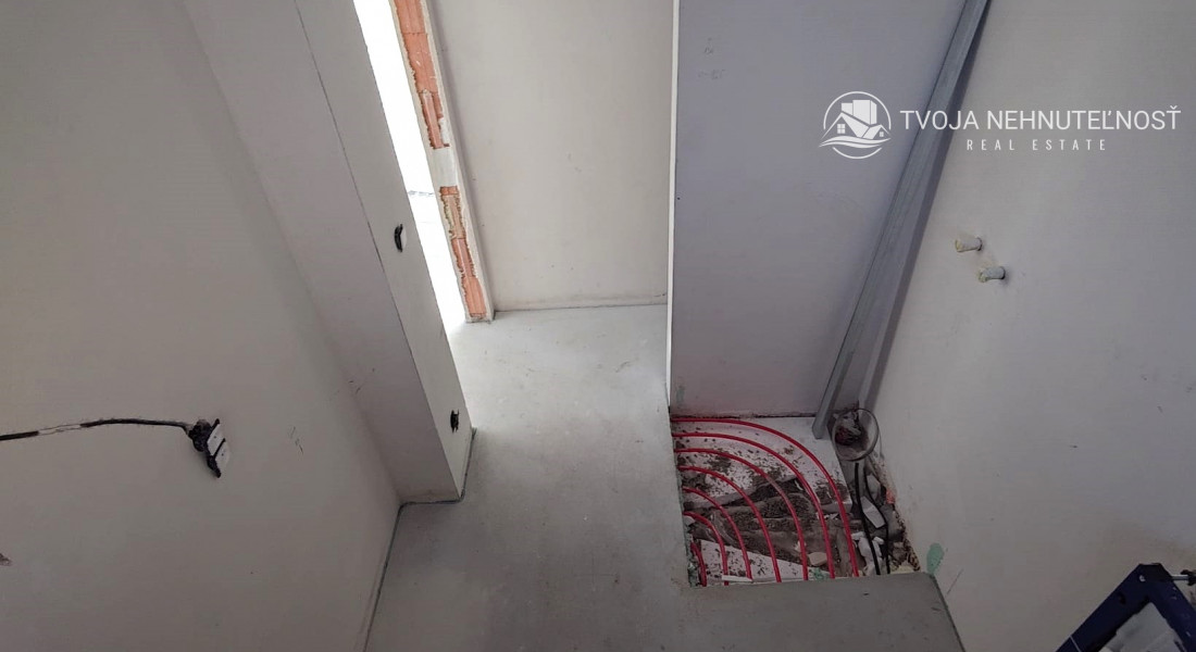 Bývajte do 2 mesiacov - zdravý tehlový 4 izbový dom Medzany, pozemok 589 m2