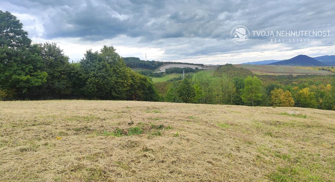 Pozemok v meste - 2408 m2 na rastlinnú alebo živočíšnu výrobu