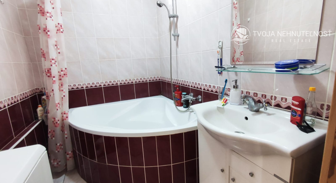 1 izbový byt s krásnym výhľadom Švábska, 42 m2, po rekonštrukcii, 8.poschodie