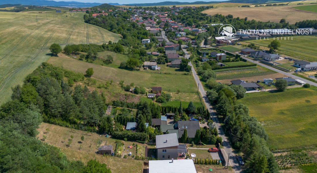 4 izbový rodinný dom obklopený zeleňou, iba s 1 susedom a nádherným výhľadom