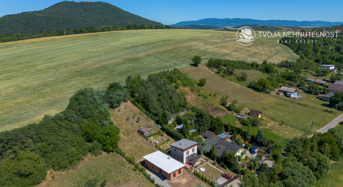 4 izbový rodinný dom obklopený zeleňou, iba s 1 susedom a nádherným výhľadom