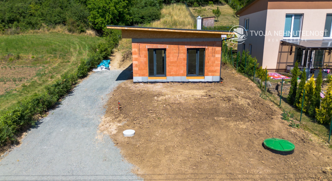 4 izbový rodinný dom obklopený zeleňou, iba s 1 susedom a nádherným výhľadom