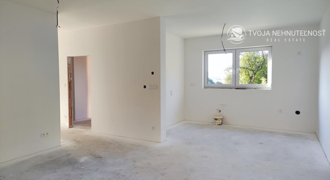 4 izbový rodinný dom obklopený zeleňou, iba s 1 susedom a nádherným výhľadom