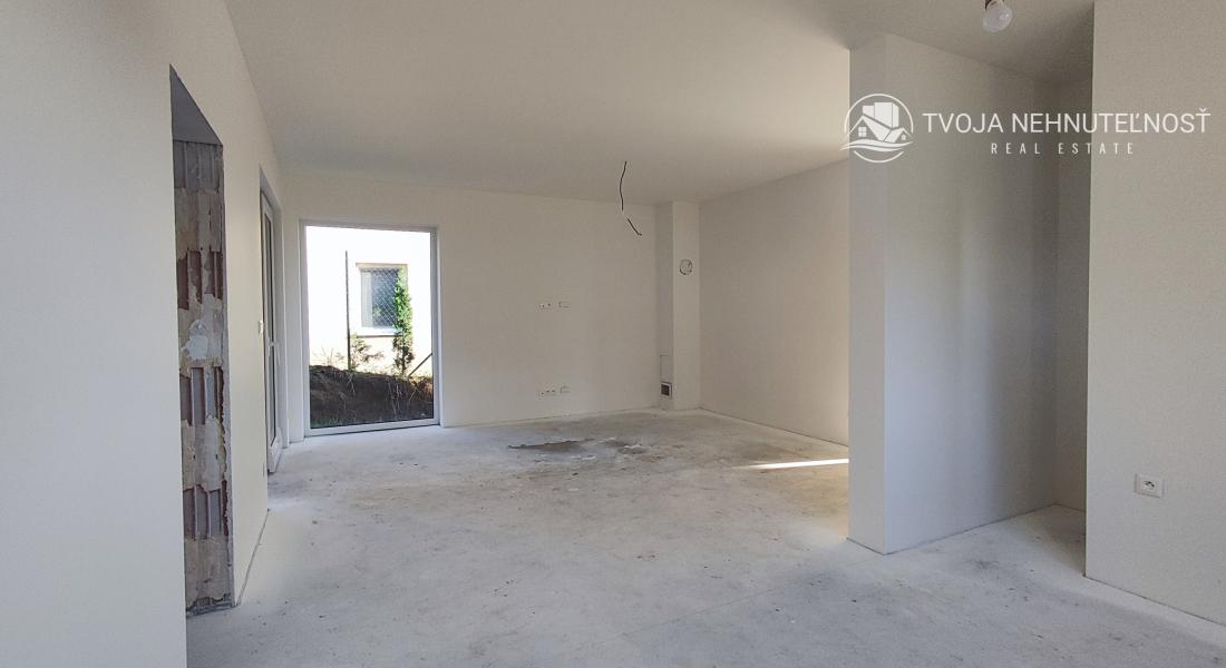 4 izbový rodinný dom obklopený zeleňou, iba s 1 susedom a nádherným výhľadom