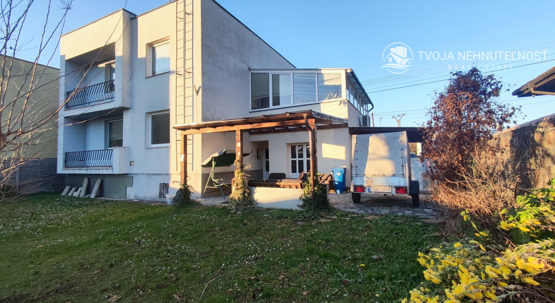 ZNÍŽENÁ CENA.... Dom pre rodinu - 5 izieb, garáž, prístrešok pre auto, slnečný pozemok 600 m2, altánok, podpivničený