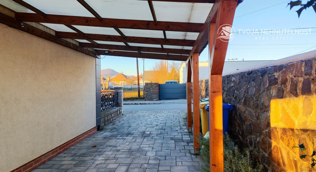 ZNÍŽENÁ CENA.... Dom pre rodinu - 5 izieb, garáž, prístrešok pre auto, slnečný pozemok 600 m2, altánok, podpivničený