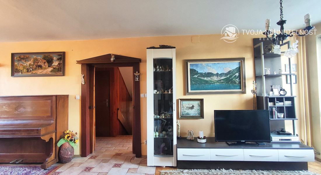 ZNÍŽENÁ CENA.... Dom pre rodinu - 5 izieb, garáž, prístrešok pre auto, slnečný pozemok 600 m2, altánok, podpivničený