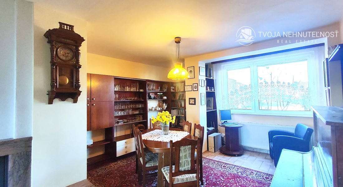 ZNÍŽENÁ CENA.... Dom pre rodinu - 5 izieb, garáž, prístrešok pre auto, slnečný pozemok 600 m2, altánok, podpivničený