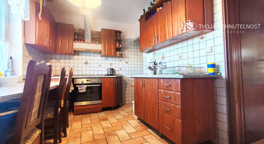 ZNÍŽENÁ CENA.... Dom pre rodinu - 5 izieb, garáž, prístrešok pre auto, slnečný pozemok 600 m2, altánok, podpivničený