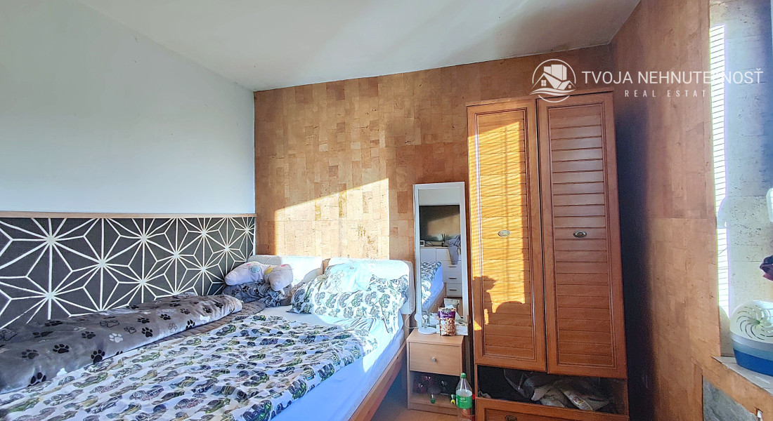 ZNÍŽENÁ CENA.... Dom pre rodinu - 5 izieb, garáž, prístrešok pre auto, slnečný pozemok 600 m2, altánok, podpivničený