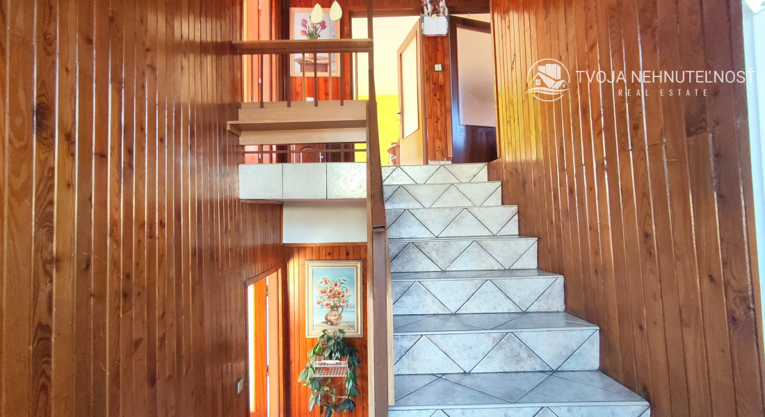 ZNÍŽENÁ CENA.... Dom pre rodinu - 5 izieb, garáž, prístrešok pre auto, slnečný pozemok 600 m2, altánok, podpivničený