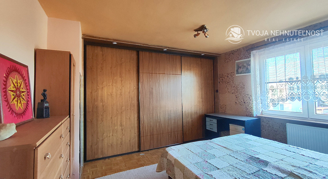 ZNÍŽENÁ CENA.... Dom pre rodinu - 5 izieb, garáž, prístrešok pre auto, slnečný pozemok 600 m2, altánok, podpivničený