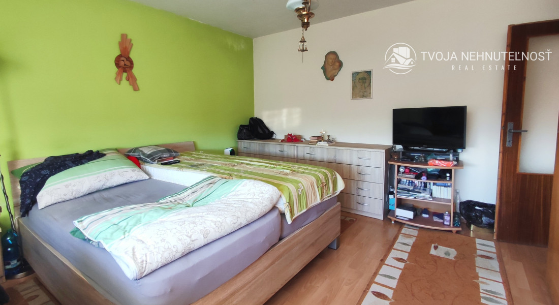 ZNÍŽENÁ CENA.... Dom pre rodinu - 5 izieb, garáž, prístrešok pre auto, slnečný pozemok 600 m2, altánok, podpivničený