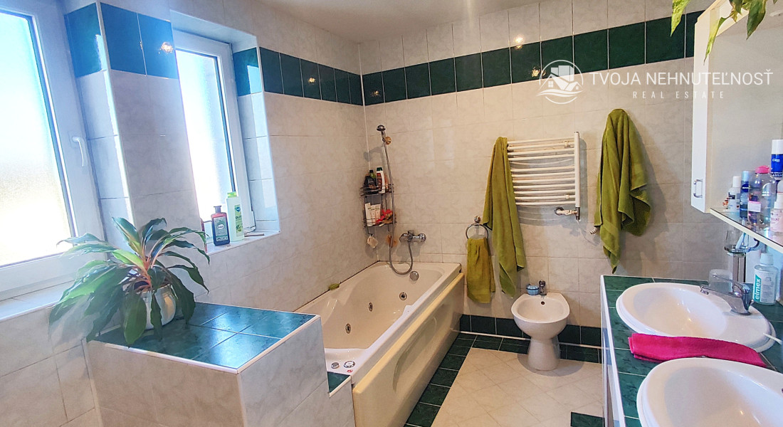 ZNÍŽENÁ CENA.... Dom pre rodinu - 5 izieb, garáž, prístrešok pre auto, slnečný pozemok 600 m2, altánok, podpivničený