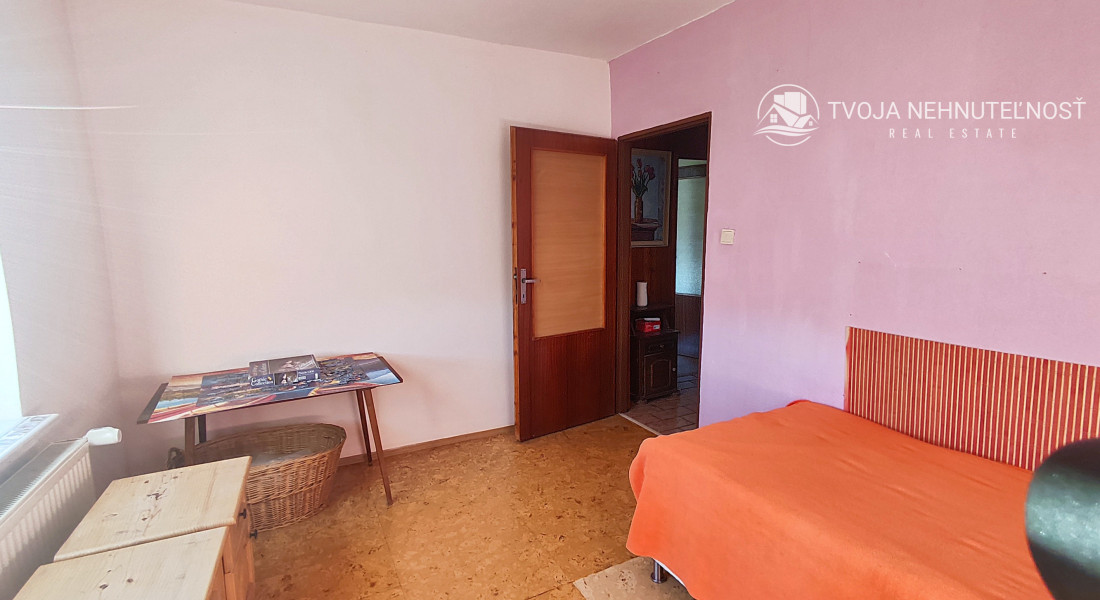 ZNÍŽENÁ CENA.... Dom pre rodinu - 5 izieb, garáž, prístrešok pre auto, slnečný pozemok 600 m2, altánok, podpivničený