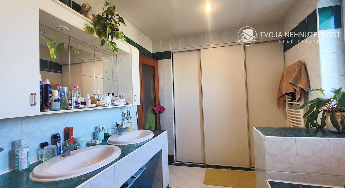 ZNÍŽENÁ CENA.... Dom pre rodinu - 5 izieb, garáž, prístrešok pre auto, slnečný pozemok 600 m2, altánok, podpivničený