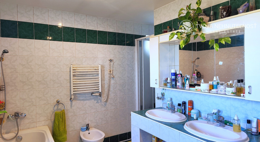 ZNÍŽENÁ CENA.... Dom pre rodinu - 5 izieb, garáž, prístrešok pre auto, slnečný pozemok 600 m2, altánok, podpivničený