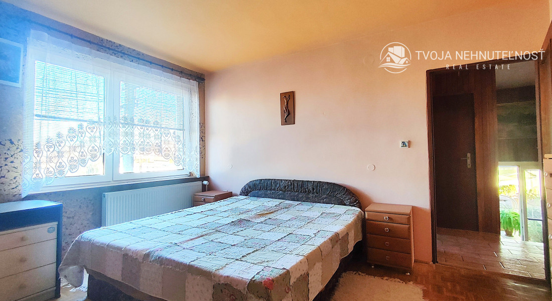 ZNÍŽENÁ CENA.... Dom pre rodinu - 5 izieb, garáž, prístrešok pre auto, slnečný pozemok 600 m2, altánok, podpivničený