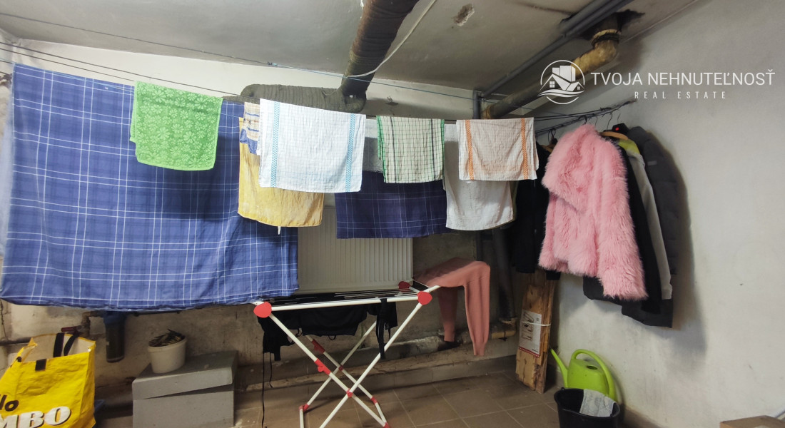 ZNÍŽENÁ CENA.... Dom pre rodinu - 5 izieb, garáž, prístrešok pre auto, slnečný pozemok 600 m2, altánok, podpivničený