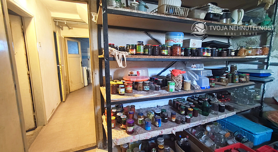 ZNÍŽENÁ CENA.... Dom pre rodinu - 5 izieb, garáž, prístrešok pre auto, slnečný pozemok 600 m2, altánok, podpivničený