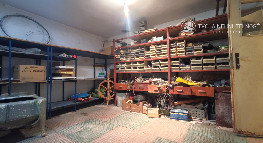 ZNÍŽENÁ CENA.... Dom pre rodinu - 5 izieb, garáž, prístrešok pre auto, slnečný pozemok 600 m2, altánok, podpivničený