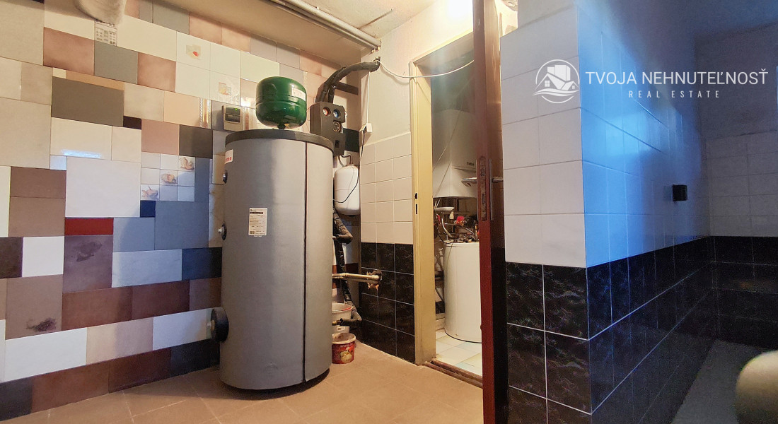 ZNÍŽENÁ CENA.... Dom pre rodinu - 5 izieb, garáž, prístrešok pre auto, slnečný pozemok 600 m2, altánok, podpivničený