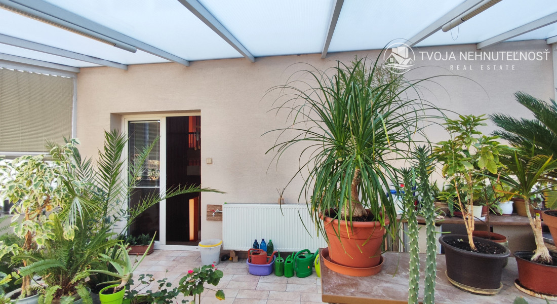 ZNÍŽENÁ CENA.... Dom pre rodinu - 5 izieb, garáž, prístrešok pre auto, slnečný pozemok 600 m2, altánok, podpivničený