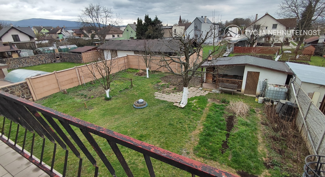 ZNÍŽENÁ CENA.... Dom pre rodinu - 5 izieb, garáž, prístrešok pre auto, slnečný pozemok 600 m2, altánok, podpivničený