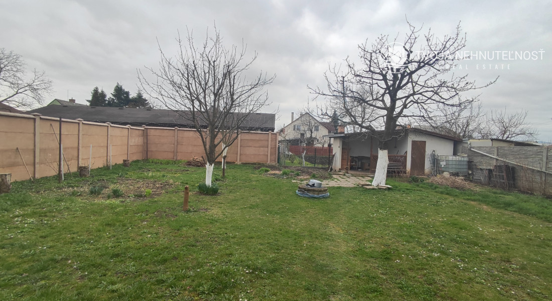 ZNÍŽENÁ CENA.... Dom pre rodinu - 5 izieb, garáž, prístrešok pre auto, slnečný pozemok 600 m2, altánok, podpivničený