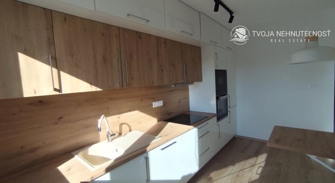 Posledný tehlový 3 izbový rodinný dom na pozemku 280 m2, 2 parkovacie miesta, terasa, záhrada