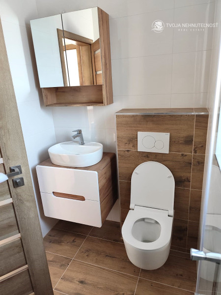 Posledný tehlový 3 izbový rodinný dom na pozemku 280 m2, 2 parkovacie miesta, terasa, záhrada