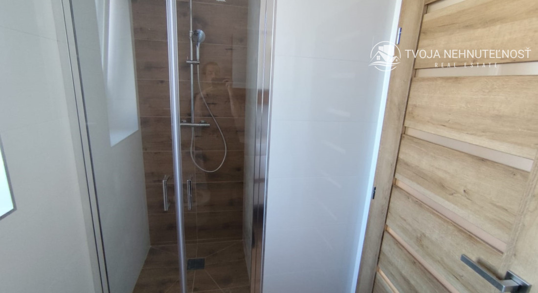 Posledný tehlový 3 izbový rodinný dom na pozemku 280 m2, 2 parkovacie miesta, terasa, záhrada