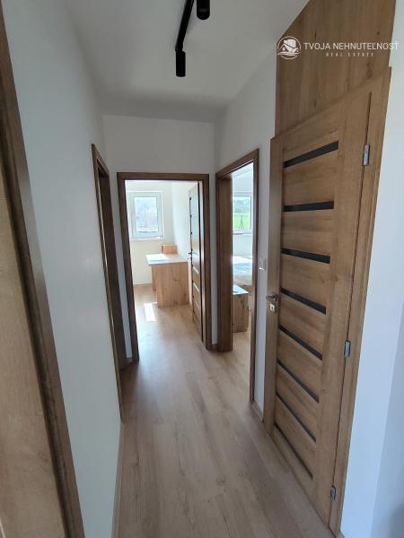 Posledný tehlový 3 izbový rodinný dom na pozemku 280 m2, 2 parkovacie miesta, terasa, záhrada