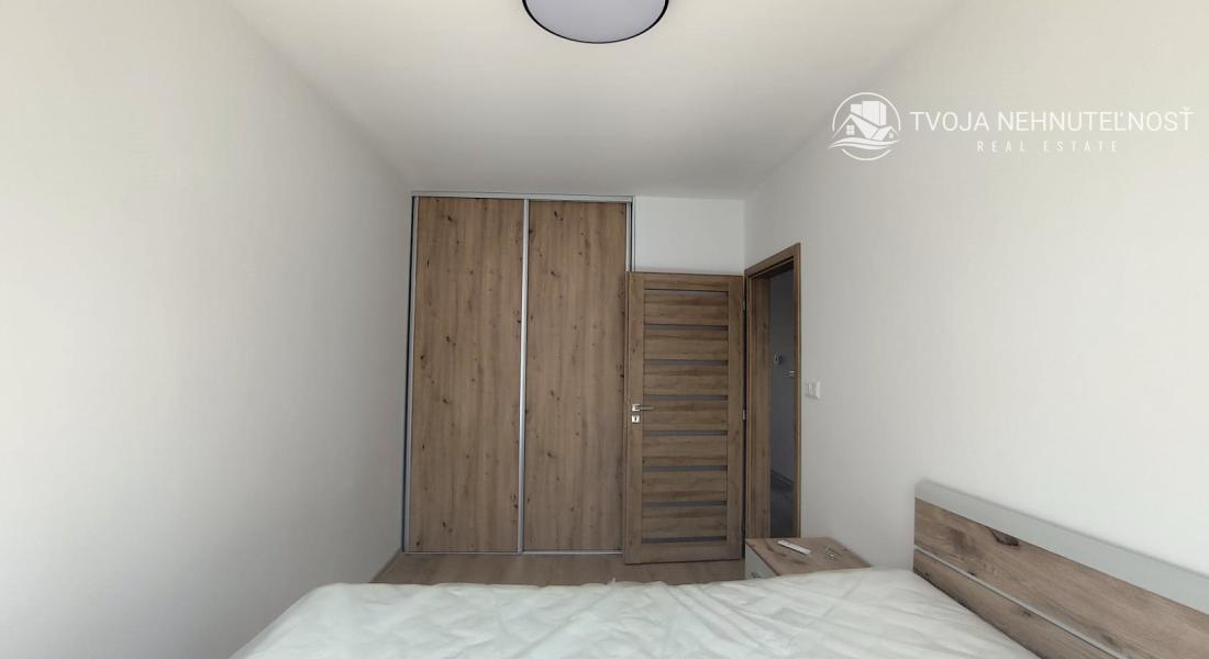 Posledný tehlový 3 izbový rodinný dom na pozemku 280 m2, 2 parkovacie miesta, terasa, záhrada