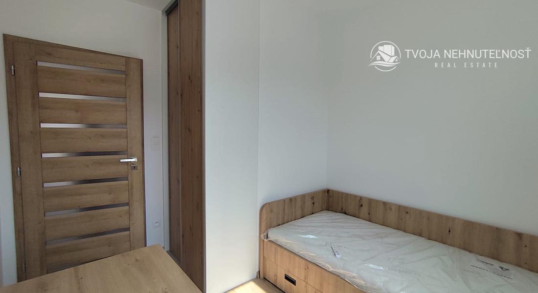 Posledný tehlový 3 izbový rodinný dom na pozemku 280 m2, 2 parkovacie miesta, terasa, záhrada