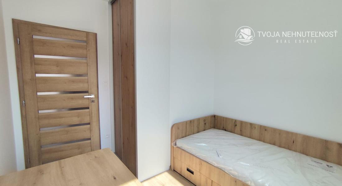 Posledný tehlový 3 izbový rodinný dom na pozemku 280 m2, 2 parkovacie miesta, terasa, záhrada