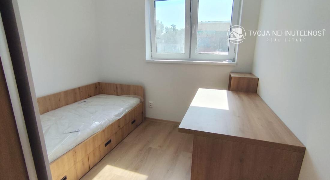 Posledný tehlový 3 izbový rodinný dom na pozemku 280 m2, 2 parkovacie miesta, terasa, záhrada