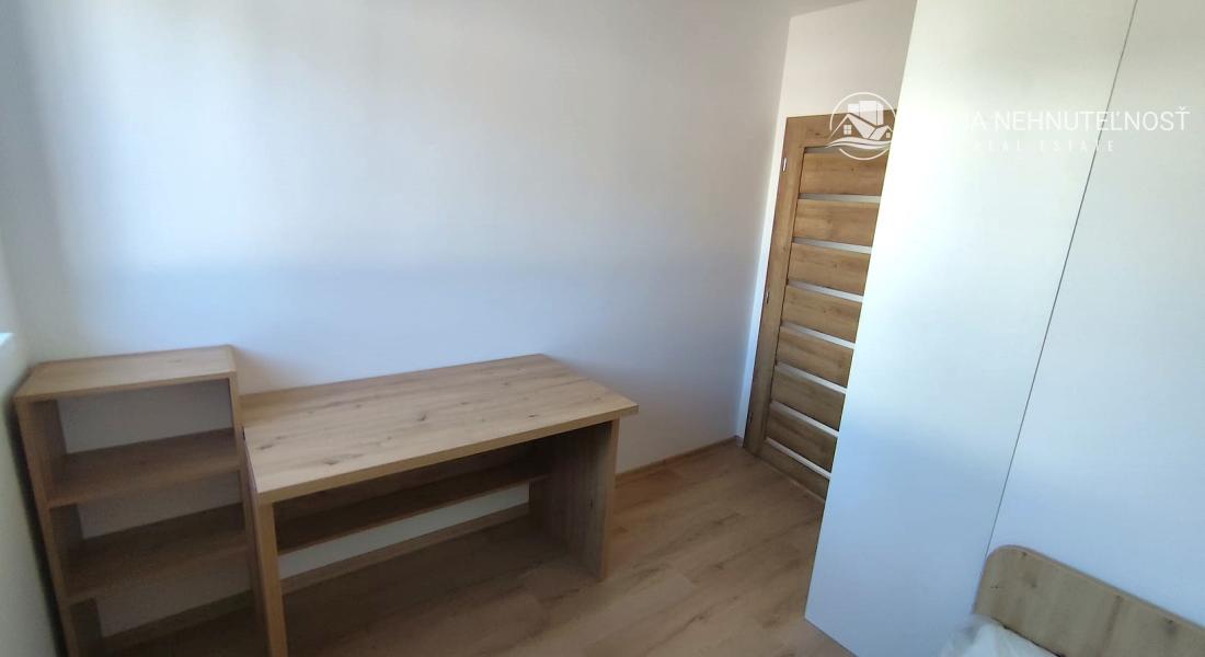 Posledný tehlový 3 izbový rodinný dom na pozemku 280 m2, 2 parkovacie miesta, terasa, záhrada