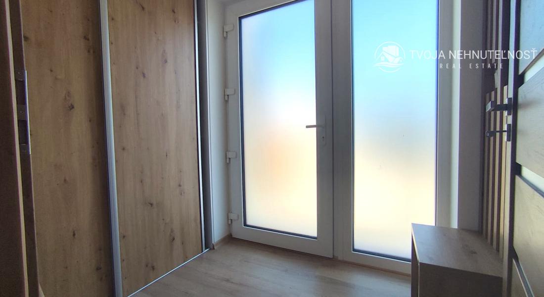 Posledný tehlový 3 izbový rodinný dom na pozemku 280 m2, 2 parkovacie miesta, terasa, záhrada