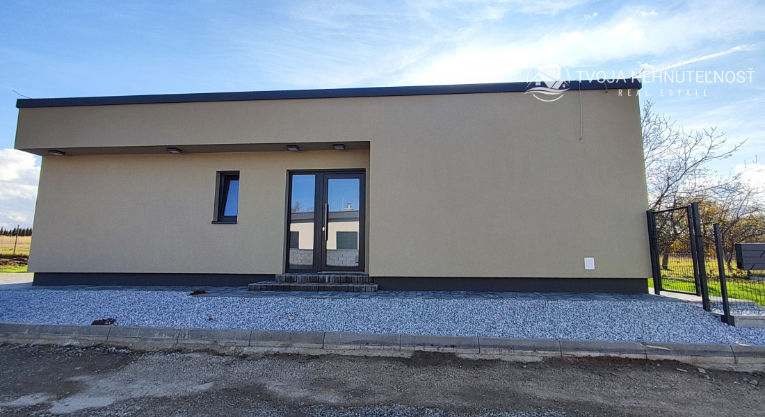 Posledný tehlový 3 izbový rodinný dom na pozemku 280 m2, 2 parkovacie miesta, terasa, záhrada